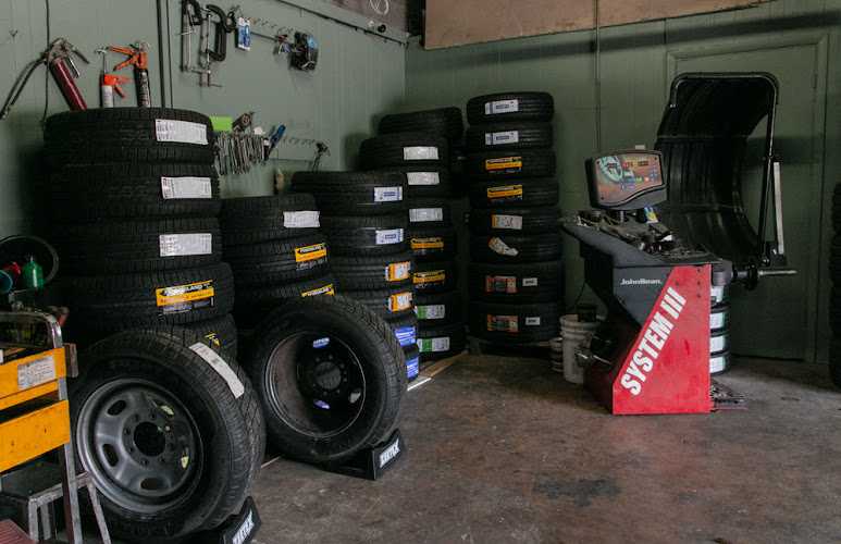 Comercial Truck Tires and Alligment shop El Jordan 316