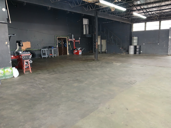 Tire shop Brothers Auto Mechanic