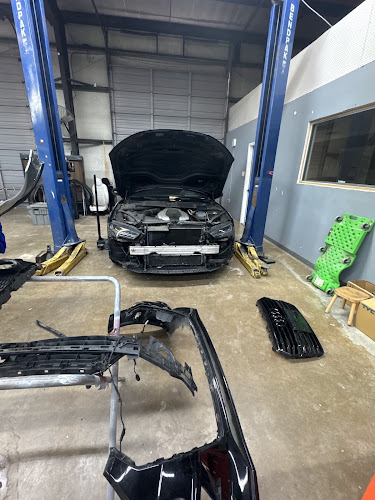 Le Collision Center