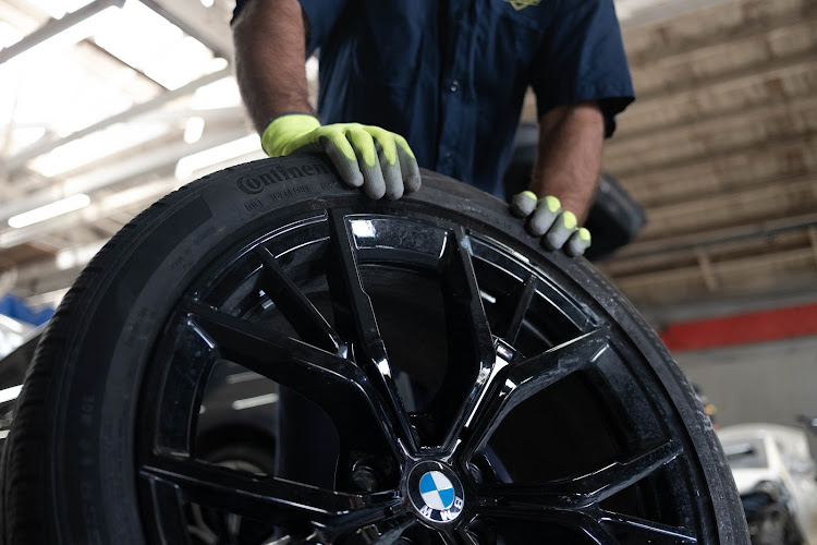 LA CUSTOMS TIRE SHOP